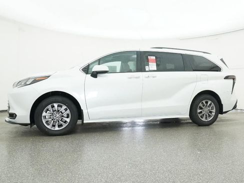 New 2026 Toyota Sienna XLE image 18