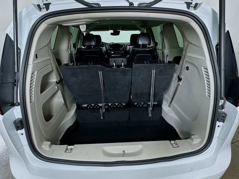 Used 2023 Chrysler Pacifica Touring-L FWD image 33