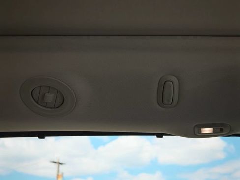 Used 2017 Chrysler Pacifica Limited w/ UConnect Theater Package FWD image 43