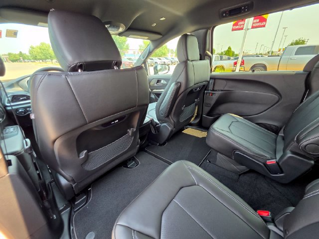 New 2027 Chrysler Pacifica Select AWD/4WD image 13