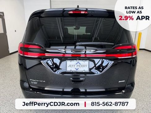 New 2027 Chrysler Pacifica Select AWD/4WD image 4