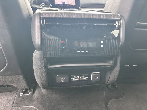 Used 2024 Jeep Wagoneer Series II w/ Flexible Seating Group RWD image 23