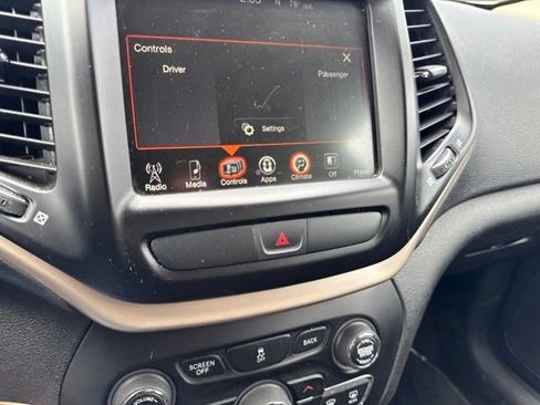 Used 2017 Jeep Cherokee Latitude FWD image 27