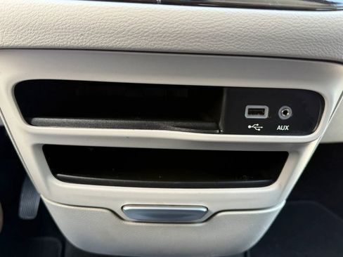 Used 2018 Chrysler Pacifica Touring-L FWD image 27