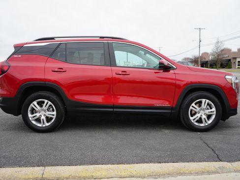 Used 2022 GMC Terrain SLE w/ Driver Convenience Package image 6