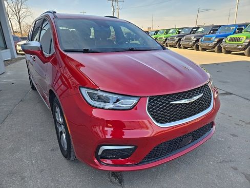 Used 2024 Chrysler Pacifica Pinnacle image 14