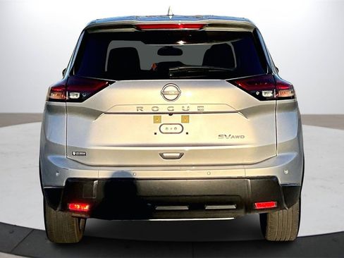 Used 2024 Nissan Rogue SV image 7