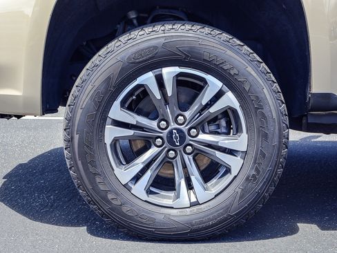 Used 2022 Chevrolet Colorado Z71 AWD/4WD image 16