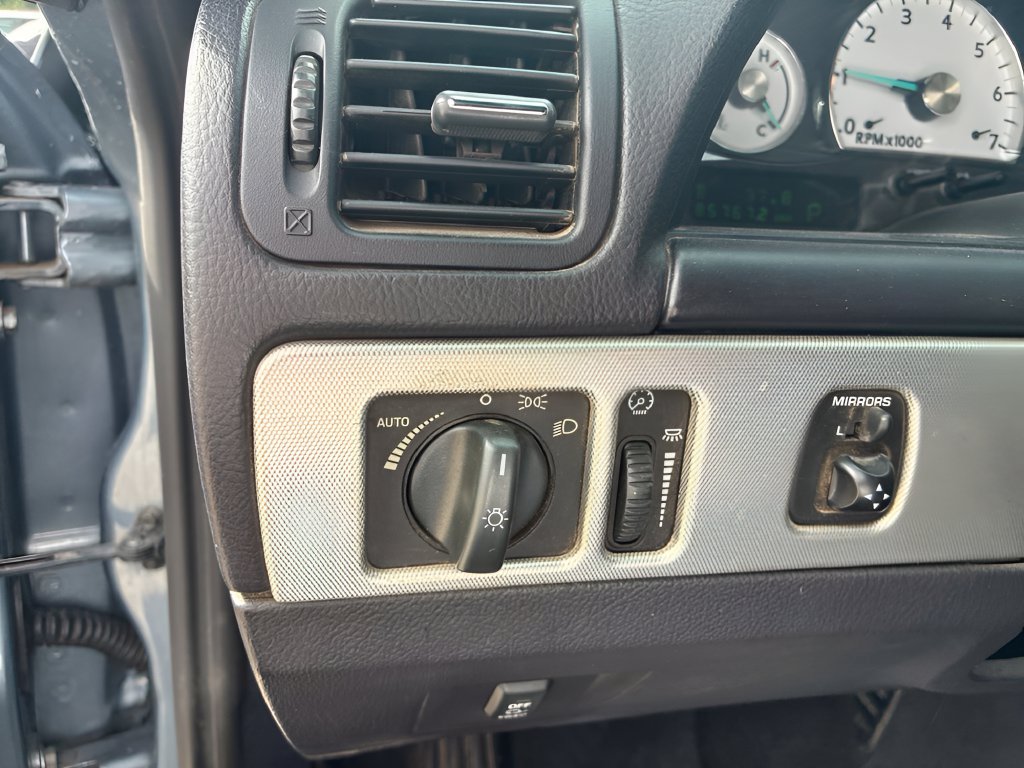 Used 2005 Ford Thunderbird RWD image 11