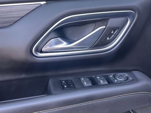 Used 2023 GMC Yukon XL SLT w/ SLT Premium Package image 12