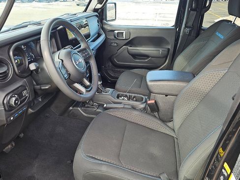 Used 2025 Jeep Wrangler Unlimited Rubicon 4xe w/ Convenience Group AWD/4WD image 7