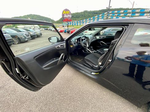 Used 2016 Hyundai Veloster FWD image 13