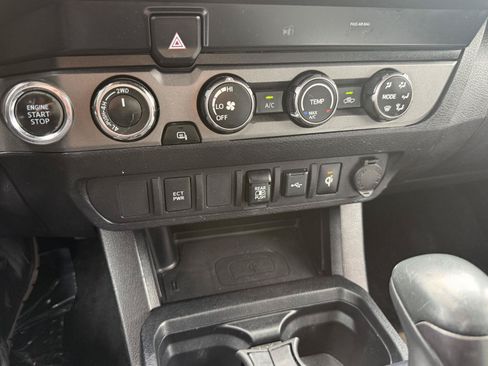 Used 2020 Toyota Tacoma TRD Off-Road AWD/4WD image 22