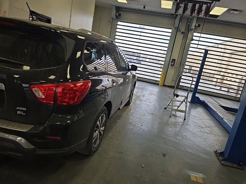 Used 2017 Nissan Pathfinder SL image 3