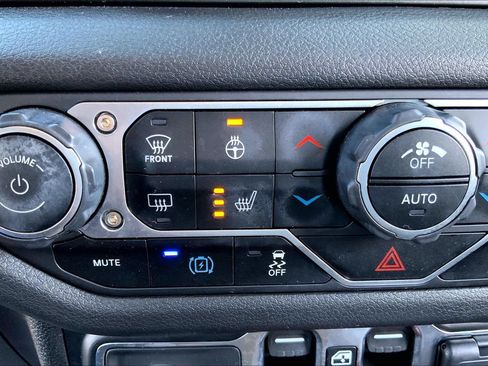 Used 2024 Jeep Wrangler Unlimited w/ Convenience Group AWD/4WD image 32