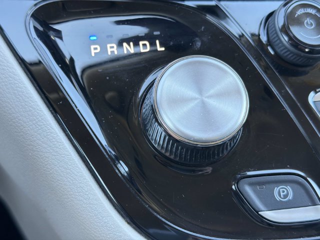 Used 2024 Chrysler Pacifica Touring-L FWD image 26