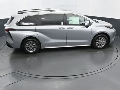 Used 2025 Toyota Sienna XLE FWD image 33