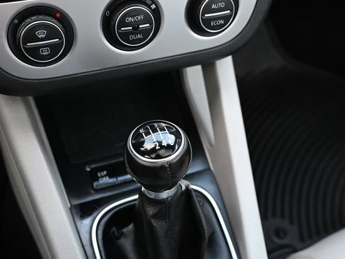 Used 2007 Volkswagen Eos 2.0T FWD image 23