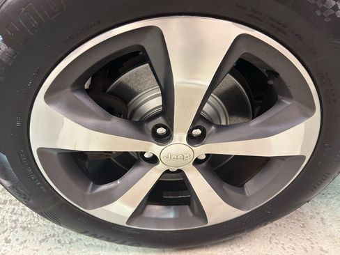 Used 2019 Jeep Cherokee Limited AWD/4WD image 37