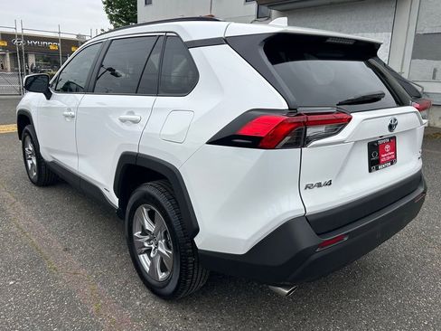 Used 2022 Toyota RAV4 XLE AWD/4WD image 9