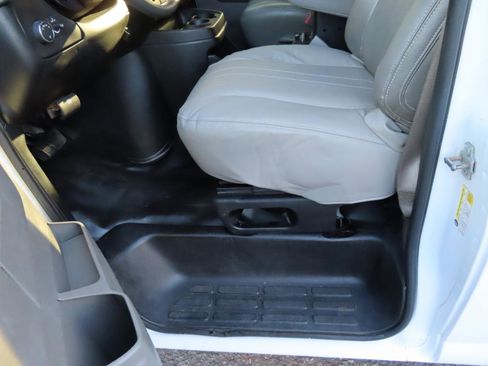 Used 2017 Chevrolet Express 2500 RWD image 7