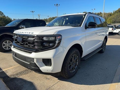 New 2025 Ford Expedition Active image 3