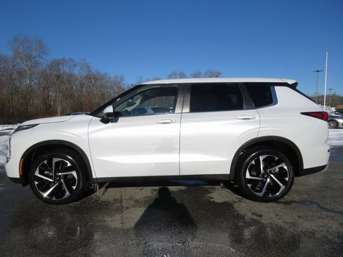 Used 2023 Mitsubishi Outlander SE image 8