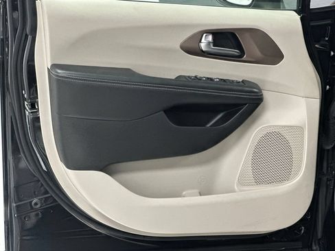Used 2022 Chrysler Voyager LX FWD image 16