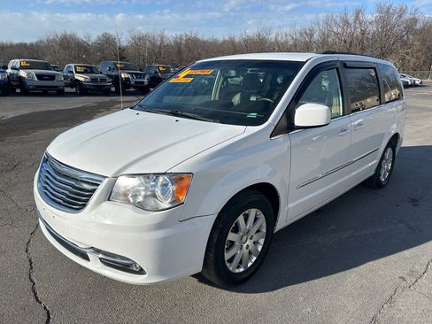 Used 2014 Chrysler Town & Country Touring image 2