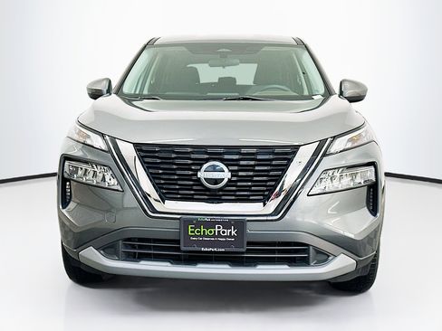 Used 2023 Nissan Rogue SV image 2