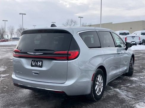 Used 2024 Chrysler Pacifica Touring-L image 27