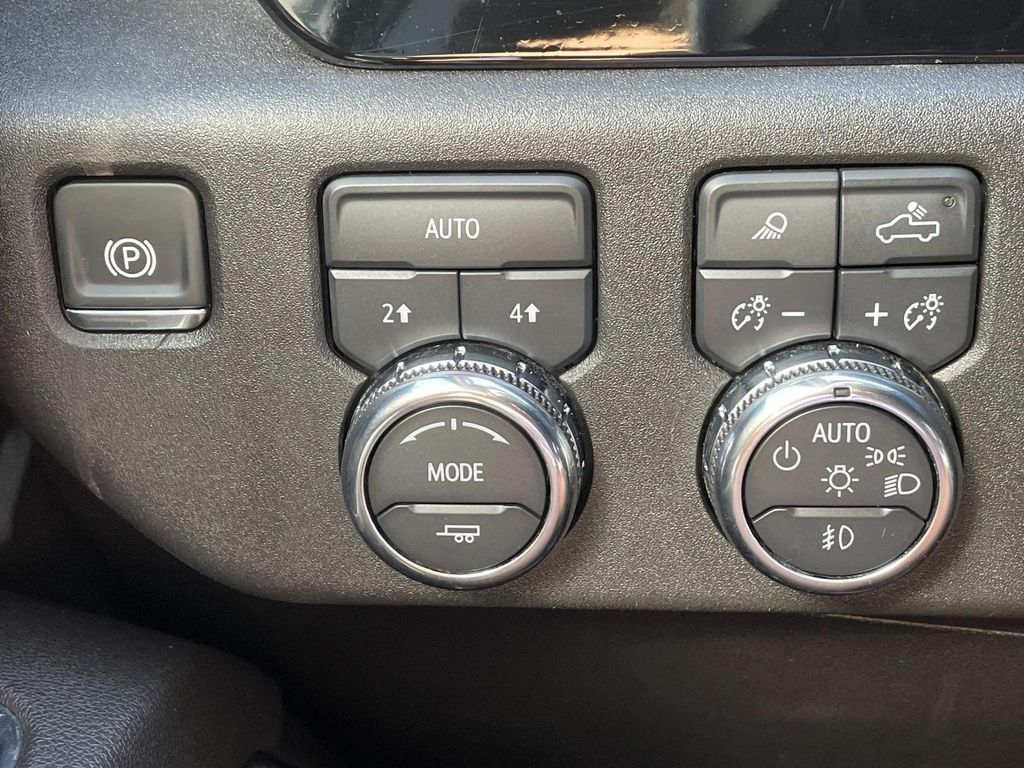 Used 2025 GMC Sierra 1500 SLT AWD/4WD image 19