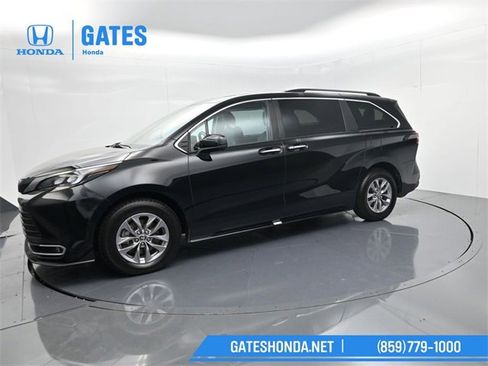 Used 2024 Toyota Sienna XLE image 4