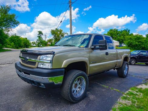 Used 2004 Chevrolet Silverado 2500 LS w/ Heavy-Duty Power Package AWD/4WD image 7