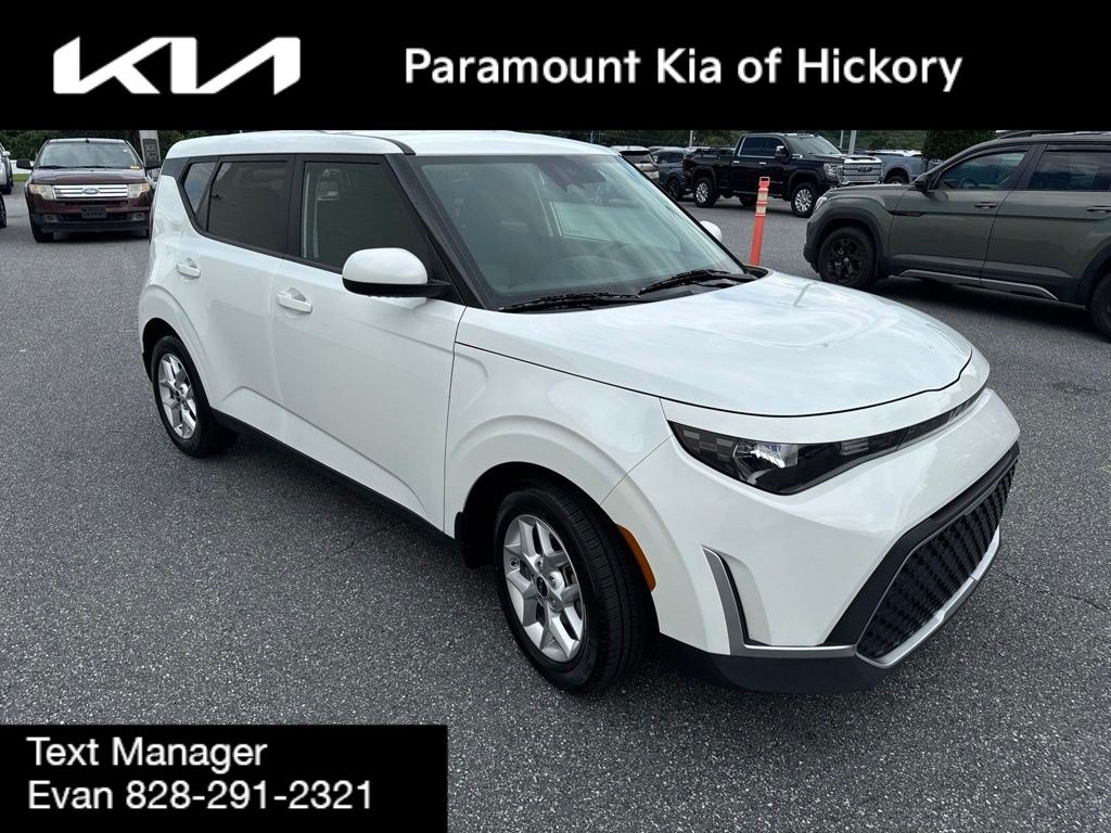 Used 2023 Kia Soul LX w/ Option Group 015 FWD image 3