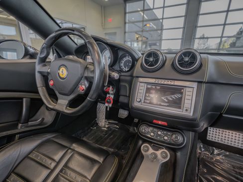 Used 2013 Ferrari California image 21