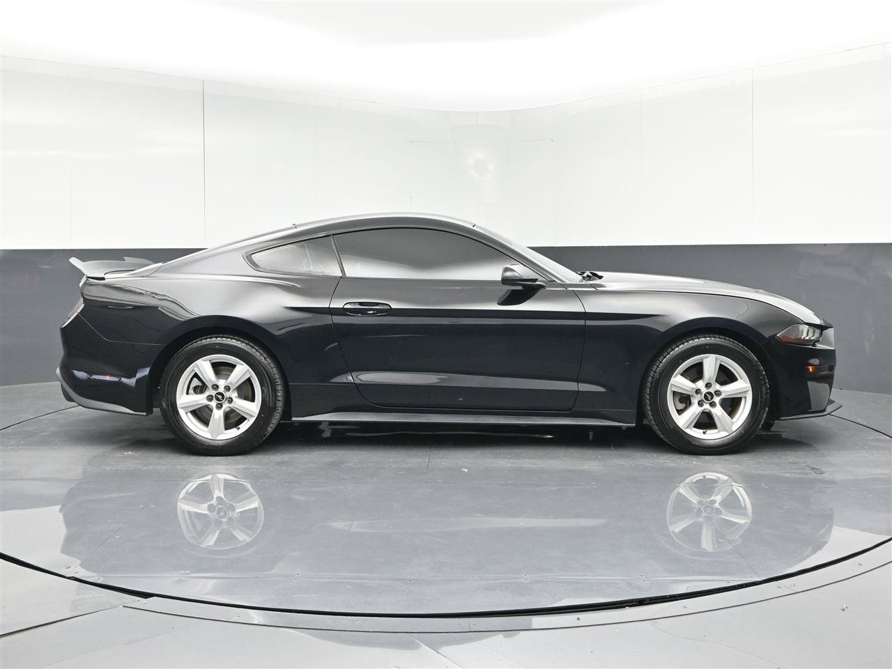 Used 2018 Ford Mustang Coupe RWD image 4