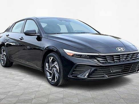 Used 2025 Hyundai Elantra Sport image 12
