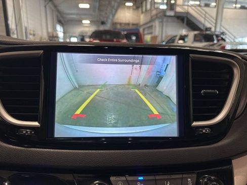 Used 2024 Chrysler Pacifica Touring-L image 25