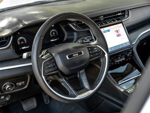 Used 2023 Jeep Grand Cherokee Limited image 4