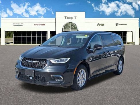 Used 2023 Chrysler Pacifica Touring-L image 3