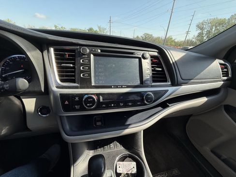 Used 2016 Toyota Highlander XLE AWD/4WD image 25