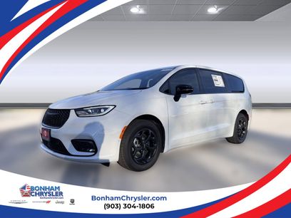 New 2024 Chrysler Pacifica Hybrid S Appearance Pkg w/ Uconnect Theater Family Group