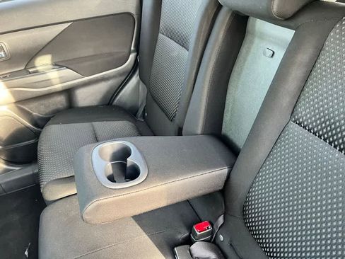 Used 2018 Mitsubishi Outlander SE image 18