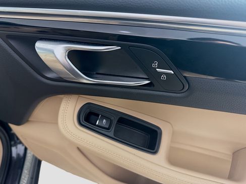 Used 2023 Porsche Macan image 30