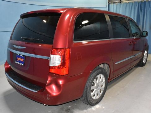 Used 2016 Chrysler Town & Country Touring FWD image 25
