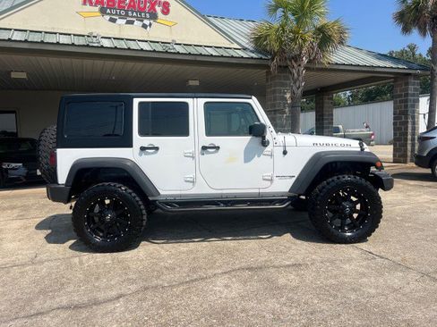 Used 2018 Jeep Wrangler Unlimited Rubicon w/ Connectivity Group image 4