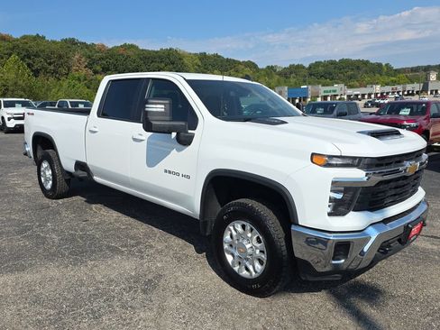 Used 2024 Chevrolet Silverado 3500 LT AWD/4WD image 2
