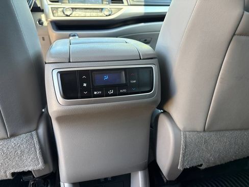 Used 2017 Toyota Highlander XLE AWD/4WD image 21