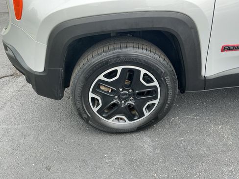 Used 2017 Jeep Renegade Trailhawk AWD/4WD image 31